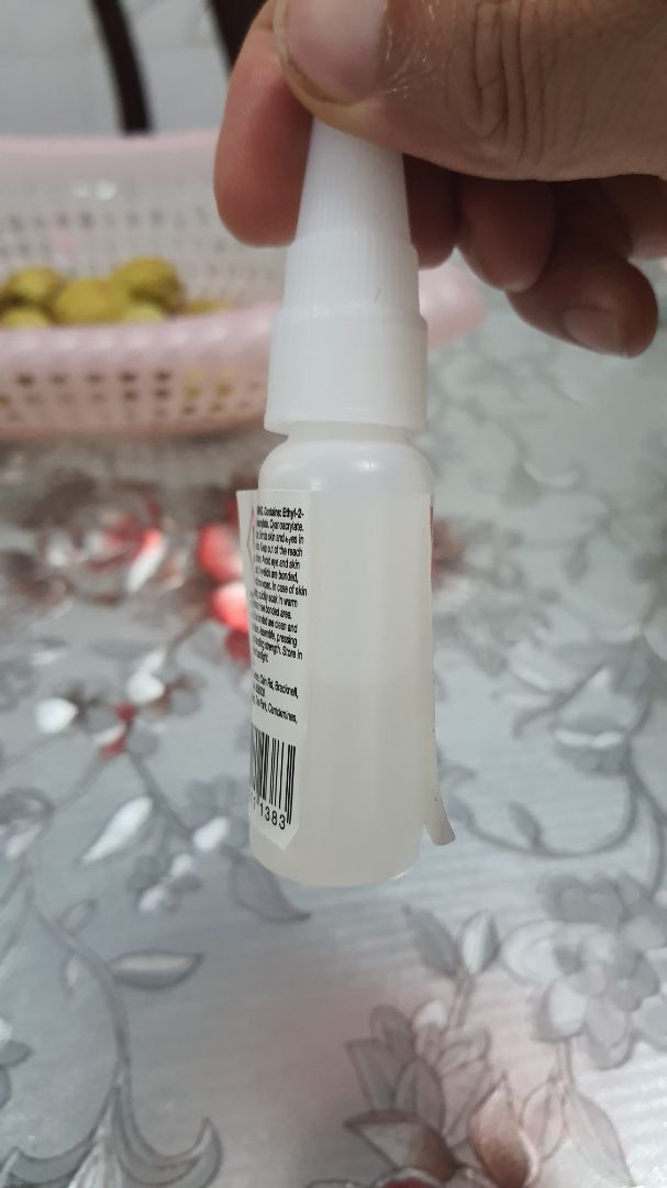 Đặt mua 2 chai, thanh toán trước, đến khi nhận hàng thì chỉ có 1 chai, chai còn lại thì khi mở bọc bảo vệ ra thì nhãn mác muốn rơi ra ngoài, vừa nhận hàng thì đã liên hệ bộ phân cskh của tiki báo sự việc, hơn 1 tuần vẫn không thấy hồi âm gì cả, gọi số 19006035 gần cả chục cuộc đều bận máy và không thấy nhân viên nào liên hệ lại. Hàng hóa tiki bảo đảm chính hãng không phải hàng nháy thì trường hợp này như thế nào, cứ xem ảnh chụp gửi kèm sẽ hiểu chất lượng. Đã mua rất nhiều hàng trên tiki nhưng đơn hàng này tiki làm ăn quá tệ.