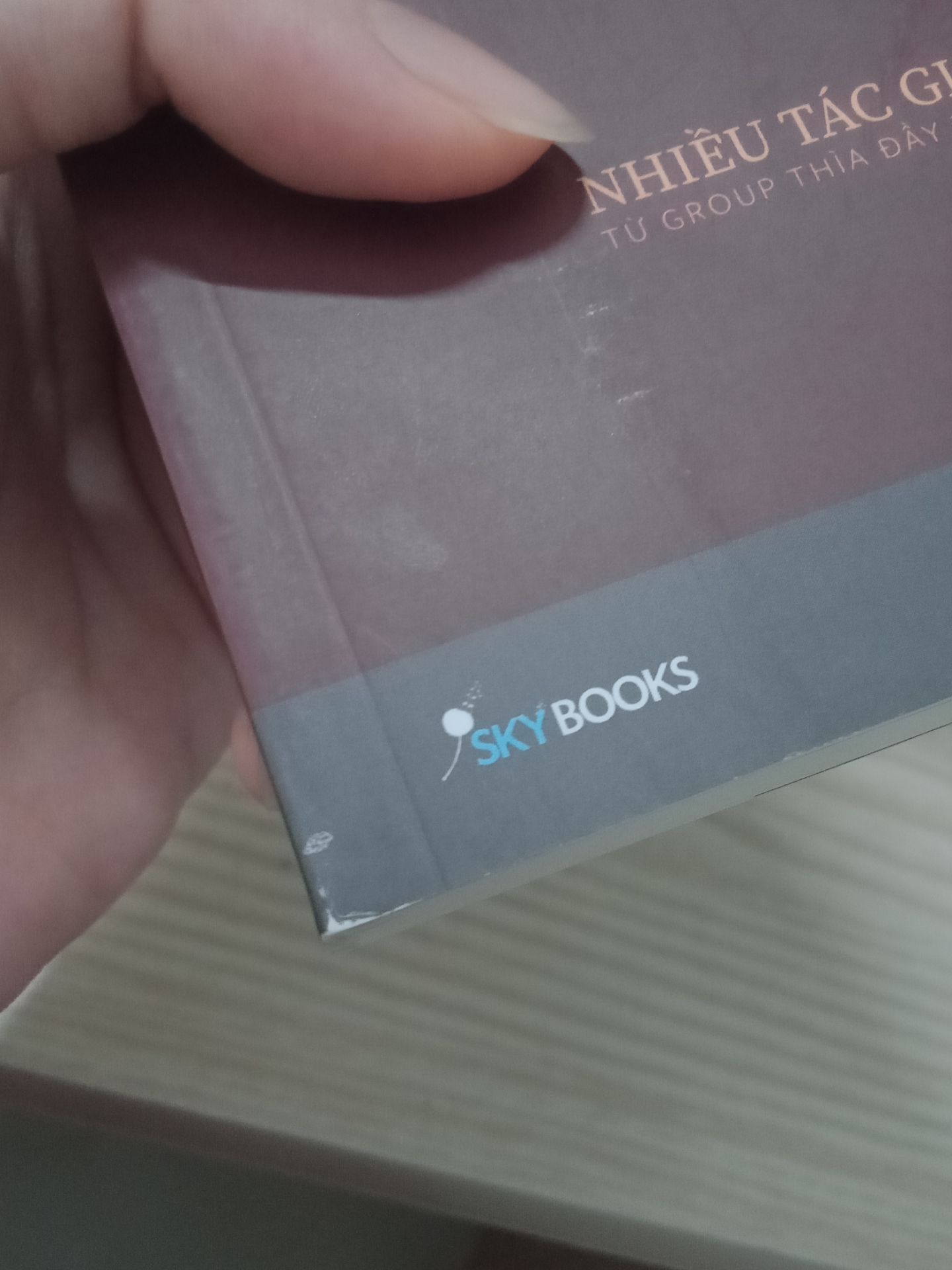 sách về cũng ổn. cao 17cm rộng 10cm dày 1cm. dù là lần đầu nhưng mình khá tin tưởng khi đặt tiki. nhưng yêu cầu lần sau tiki có gói sách thì làm ơn bao thêm cái bao bóng (hình ở cmt) chứ có cái mép sách nó bị sứt ra và mình ko muốn tình trạng đó 1 lần nữa nhé. ngoài ra sách trong còn bị nhăn bẩn mất chục trang tình trạng tệ vậy. mình muốn đổi trả ngay😠