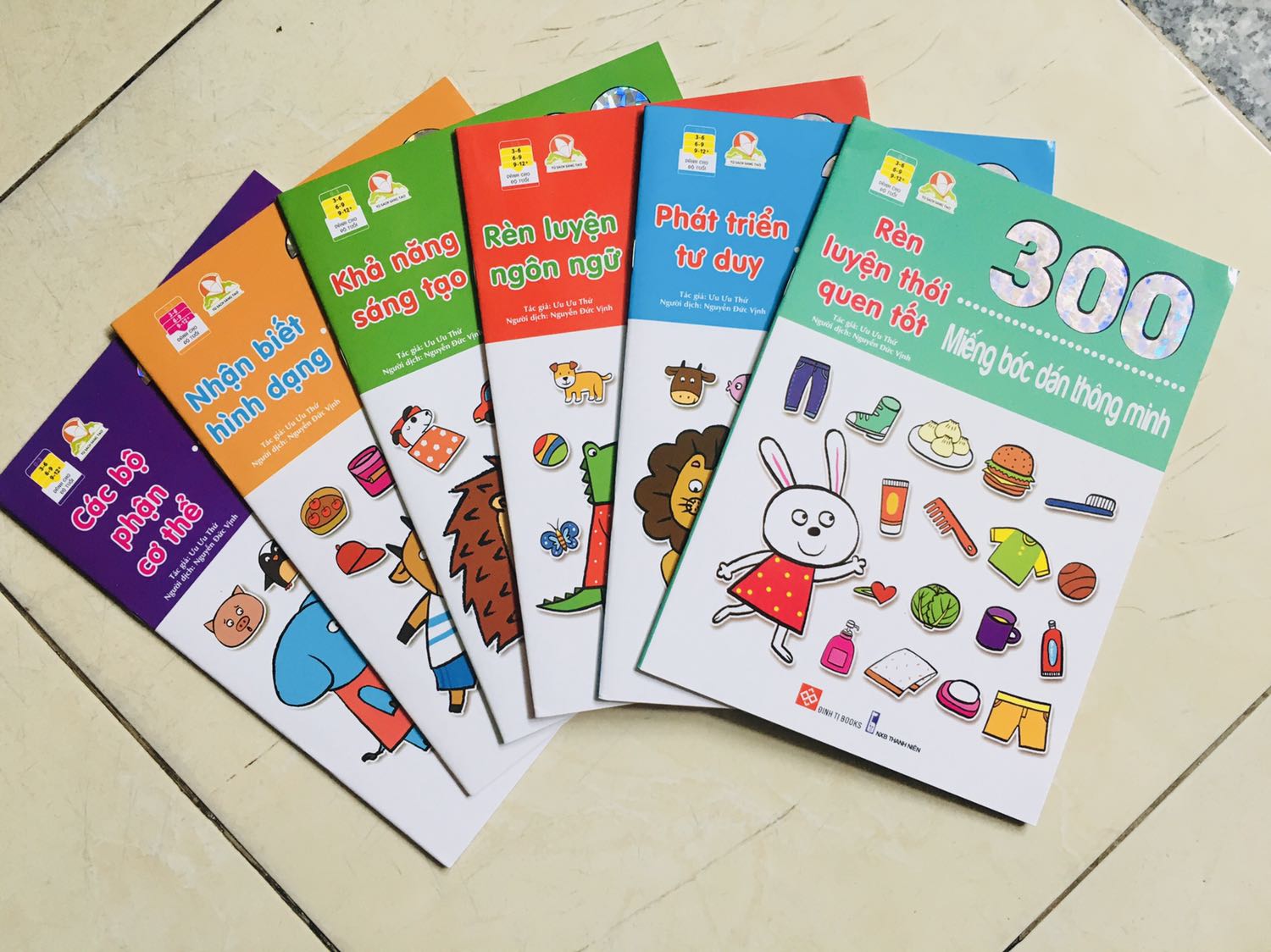 Giao hàng nhanh! Màu sắc đẹp, chất lượng sách tốt, nội dung phù hợp cho các bạn học mẫu giáo vừa học vừa chơi. Nhưng số lượng trang và sticker hơi ít