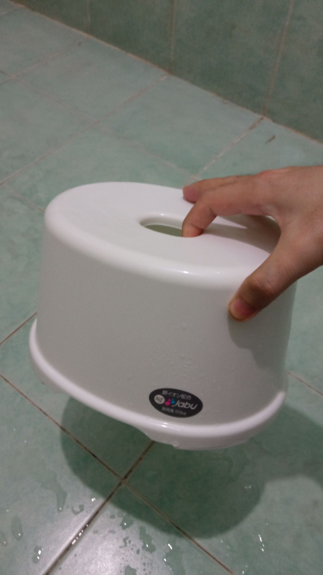 hàng đẹp, chất lượng tốt. ghế ngồi chịu lực 80kg. cao hơn mấy ghế khác 1 xíu. hơi dẹp nên tắm ngồi cẩn thận, dễ bị trượt