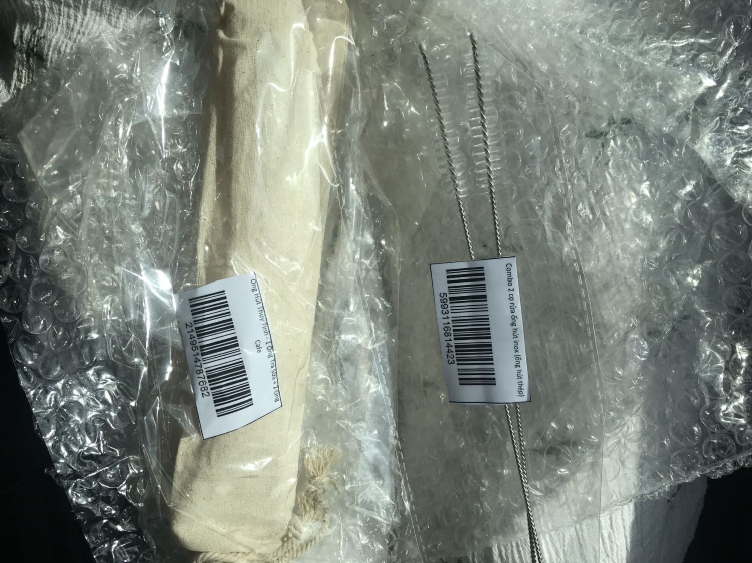 Hộp gói đẹp và cẩn thận. Mình ở Đà Nẵng nhận hộp ko bị méo hay bẩn gì cả. Bên trong sản phẩm gói kỹ lưỡng. Ống hút ko bị nứt hay vỡ. Chất liệu thuỷ tinh khá dày. Cọ rửa cầm chắc tay và khá dài. Nên mua và dùng lâu dài đc và kinh tế hơn so với ống hút tre vì tre ở VN ẩm dễ bị mốc nếu ko biết bảo quản