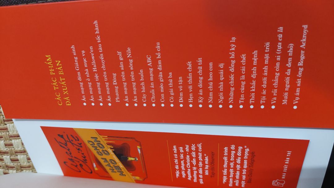 Agatha Christie luôn biết cách làm cho độc giả bất ngờ. Cái hay của tác phẩm trinh thám không nằm ở các tình tiết hồi hộp giật gân mà là ở khả năng mô tả diễn biến tâm lý của mỗi nhân vật, bức tranh mà mỗi nghi phạm mô tả về vụ án cộng với khả năng chơi trò ghép hình, suy đoán tài tình của vị thám tử Hercule Poirot. Một tác phẩm trinh thám tuyệt vời.