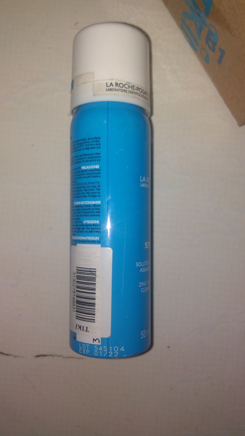 Mình không bàn về vấn đề giao hàng và chất lượng sản phẩm vì nó quá tốt rồi.
Đây là lần đầu tiên mình nhận được sản phẩm như thế này từ Tiki. Tem của sản phẩm cũ kĩ và đã bị bóc ra từ trước, trầy xước và hình như đã qua sử dụng.
Mình không thể chấp nhận được sản phẩm này. Mong nhận được câu trả lời từ Tiki ạ