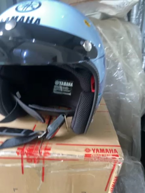 Sản phẩm chính hãng yamaha mũ bảo hiểm đẹp chất lượng giao hàng nhanh/ vấn đề về size hơi *** cần cải thiện lại . Ps: Bao Ngầu