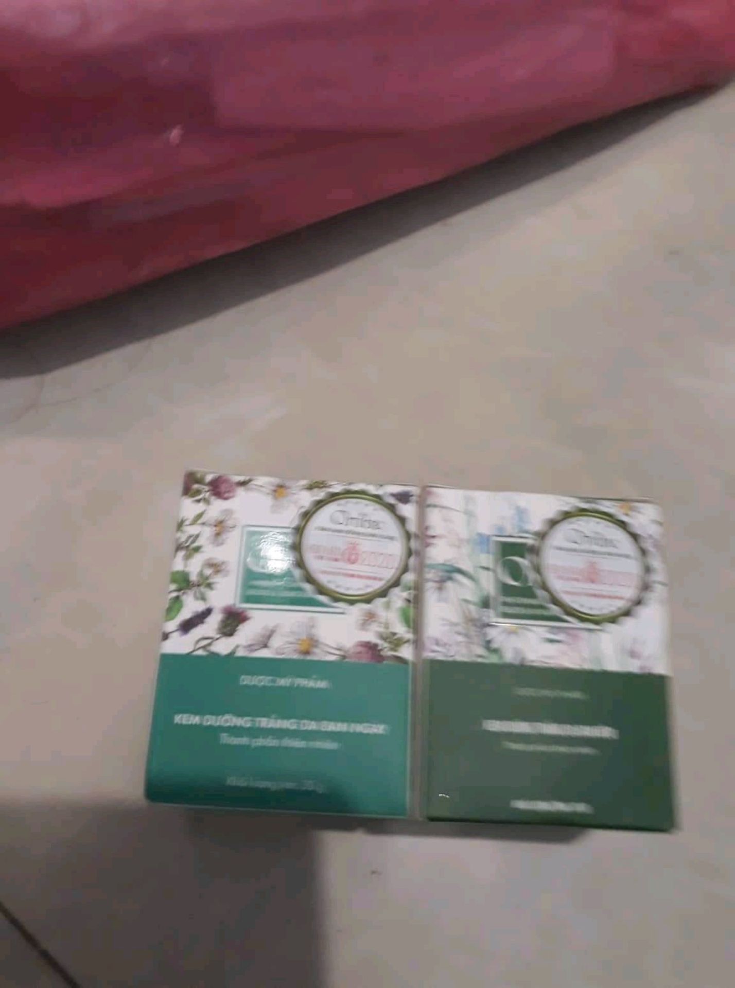 shop đóng gói sản phẩn chắc chắn, giao hàng nhanh, mình chưa sử dụng nên chưa biết lên mặt có ok không, thấy bôi ra tay thì không mùi.