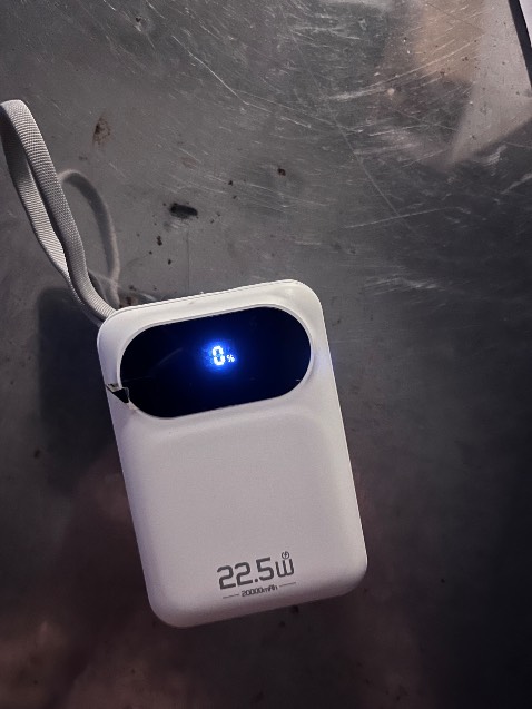 Mới sạc có 3 lần mà màn hình bị banh rồi. Ví dụ: 70% pin thì chỉ hiện thị được số 0. Đề nghị Tiki liên hệ mình gấp để giải quyết cho thoả đáng.