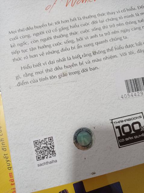 Sách cũ. Dơ cực kỳ. Ôi là trời tiki ơi làm gì vậy ạ??? Rồi để miếng bìa dô để chống sốc mà nhìn dô chắc còn sốc hơn đấy ạ. Vì hộp đựng sách to hơn sách rất nhiều, sách không có màng co nên bị ảnh hưởng nhiều. Đây là trải nghiệm mua hàng đầu tiên cảm thấy tệ hại như vậy. Đó giờ tiki vẫn làm tốt mà??? 
Hay là tại lần này thời gian giao hàng lâu, nên mới vậy?
Tôi đặt hàng ngày 22/9. Sau đó đến 16-17/10 mà trạng thái đơn hàng vẫn ở mục "đã tiếp nhận đơn hàng" thì tôi mới gửi yêu cầu thắc mắc. Thì những hôm sau đơn hàng được xử lý ngay tức khắ rồi tôi nhận được trong ngày 20/10. Haizzzz. Không biết nói sao. Là thật sự gặp trục trặc trong xử lý đơn hay là đã suýt quên đơn hàng của tôi nữa. Rồi đóng gói lần này thì như thế này...