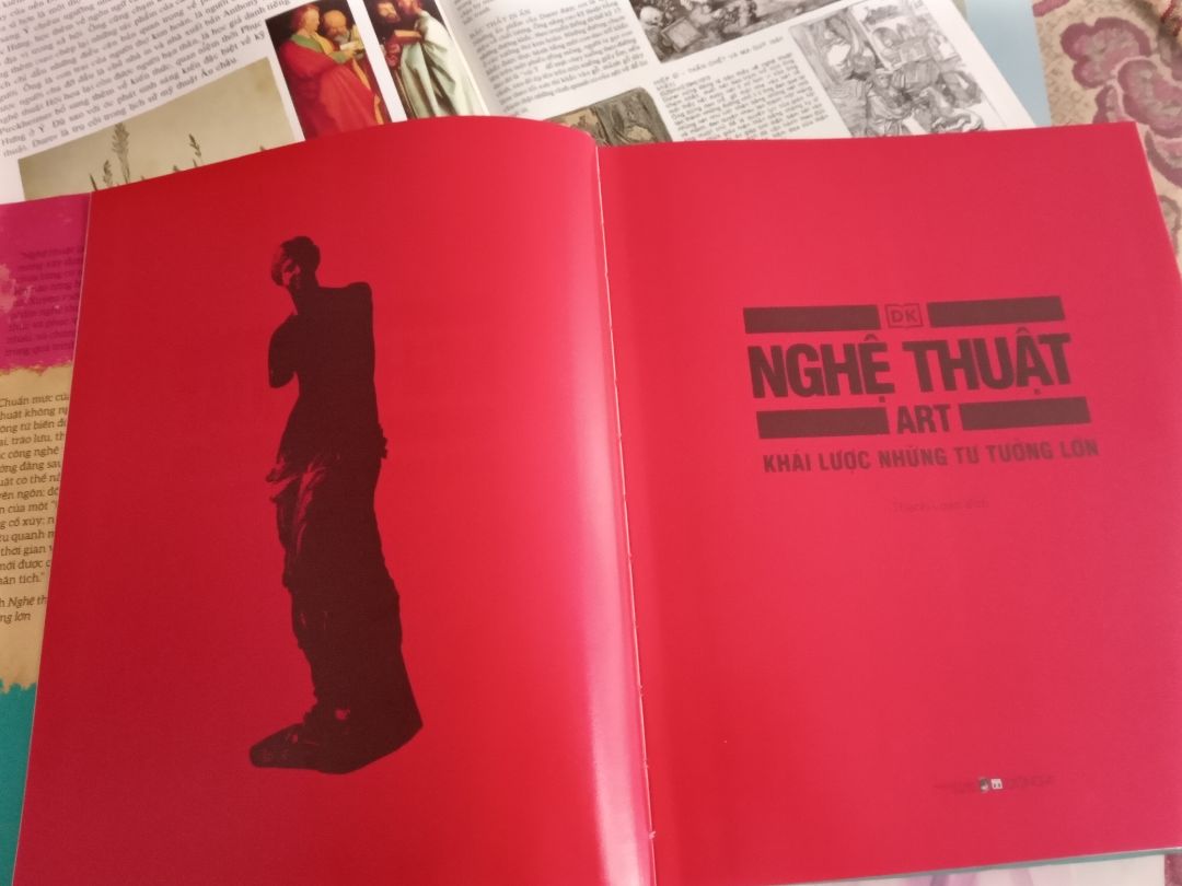 Một cuốn sách rất tuyệt vời dành cho những bạn có niềm đam mê về nghệ thuật và muốn tìm hiểu sâu thêm về nghệ thuật qua từng mốc thời gian. Xuyên suốt những thông tin và phân tích ở sách còn trích ra rất nhiều câu nói hay của những bậc họa sĩ, nhà điêu khắc thiên tài. Đông A cũng làm cuốn sách này rất đẹp, sách cực to và nặng, bìa áo phần tựa có in nhũ xanh, giấy bên trong nhám, lên màu khá tốt, tranh cũng sắc nét và vì in khổ to nên bạn có thể ngắm nhiều tranh rất đã mắt ^^. 
Ngoài ra cũng xin cảm ơn Fahasa vì đã sale cùng lúc với đợt Hội sách Tiki nên mình mua đuợc với giá cực rẻ là 153k