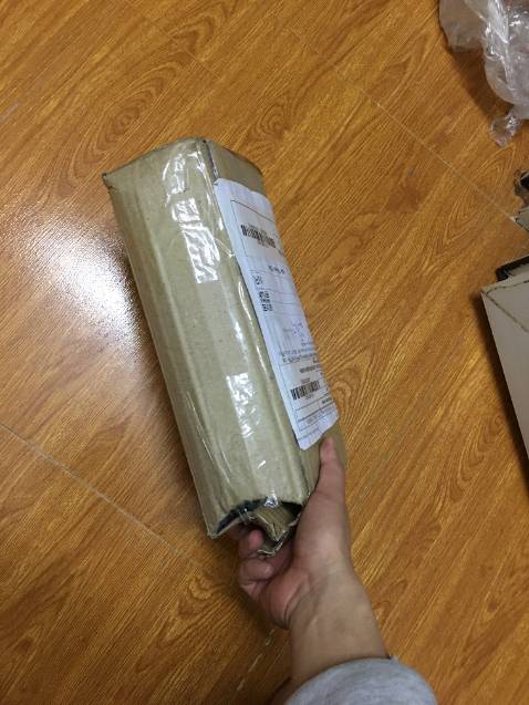 đánh giá là dòng nước tẩy rửa bồn cầu hando này hoạt tính tẩy rửa mạnh hơn mấy loại của gift hay vim mình đã từng dùng nhiều. bởi khi xịt nước tẩy ra sàn và tường gạch men, ốp gạch men trong phòng tắm là thấy có phản ứng hóa học xảy ra liền + sủi bọt tăm + mùi chất tẩy rửa sộc lên khá là nồng, vì thế khi sử dụng nên đeo khẩu trang nhé, khi dùng chổi hoặc cây cọ rửa thì khói sương phản ứng bay lên nữa cơ, đồng nghĩa với việc là tẩy sạch và sau khi tráng cọ lại nước sạch thì phòng tắm thiết bị vệ sinh bóng sáng hơn, mùi hôi khó chịu cũng đã hết, trước mình tẩy gift nhưng vẫn phảng phất mùi nồng hôi, thử qua hando này thì đã hạn chế đc mùi bay phảng phất bám vào người luôn.