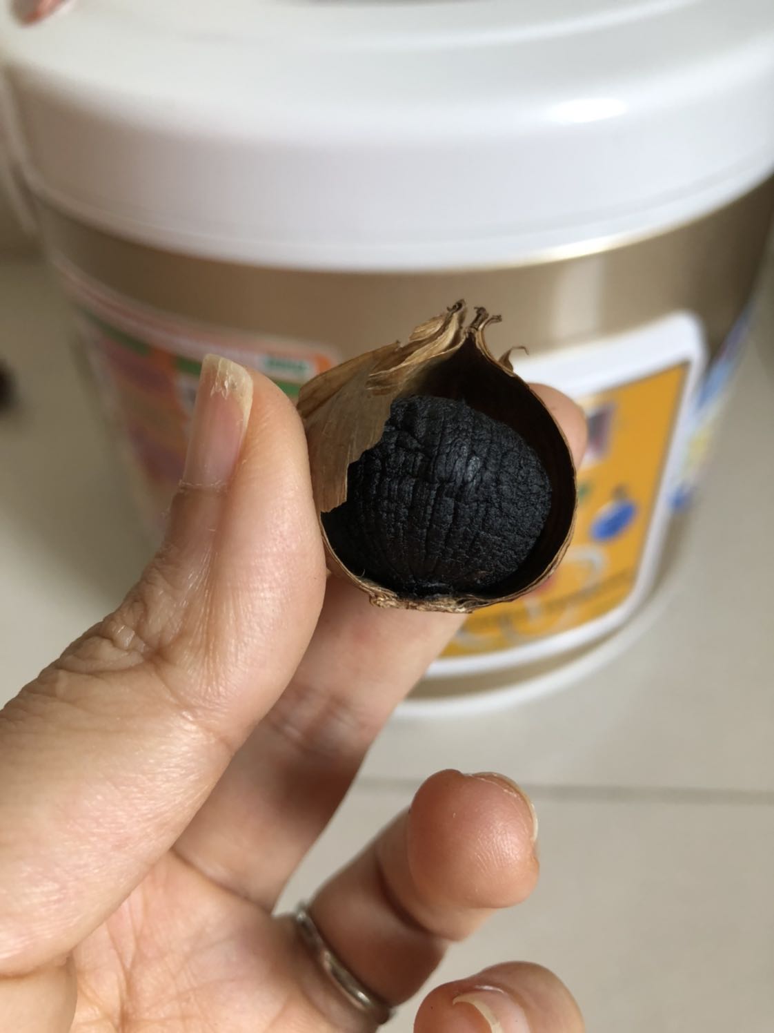 Nồi cho ra sản phẩm ưng ý ngay lần đầu. Trong quá trình lam tỏi gặp sự cố mất điện 9 tiếng mình tưởng tiêu cả nồi rồi, nhưng nồi ghi nhớ thời gian và tiếp tục ủ rất tốt. Các bạn nhớ thăm tỏi thường xuyên để thấm khô hơi nước trên nắp và đáy nồi, tỏi sẽ khô ráo, dẻo ngọt! 
Với chế độ làm tỏi CÔ đơn 15 ngày, ở ngày 12 đã cho sp như hình, ngon. Lúc dỡ tỏi ra thu hoạch đã hết nửa khay hahaa