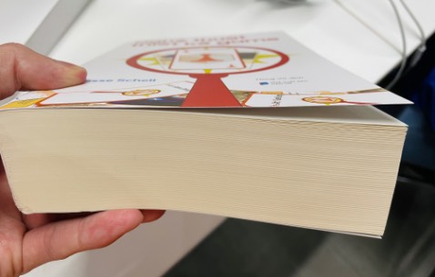 Giao hàng đúng hẹn, sách in đẹp, giấy tốt, in trắng đen nên không có ảnh màu, một số hình ảnh sẽ hơi khó nhìn. Vì khổ nhỏ hơn, chữ to hơn nên dày hơn sách bản gốc.