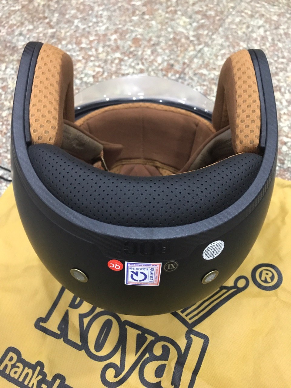 Mình mới mua em này chiều nay size XL, sản phẩm khá chắc chắn, đẹp, đúng như hình. Size vòng đầu của mình là 58cm rất vừa với size XL. Mình cũng chạy 1 vòng *** thử thì đỡ bụi bay vào mặt hơn, bạn nào chưa xài kiểu 3/4 lần nào thì lúc mang vô sẽ bị tuột khẩu trang. Nhìn chung thì mình thấy hài lòng với sản phẩm :)