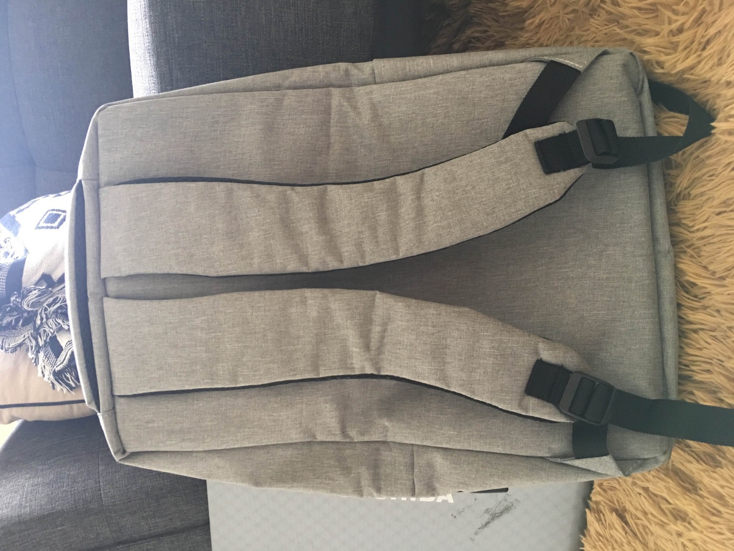 Balo lớn hơn tưởng tượng nhưng không sao, đựng được laptop 15inch hoặc to hơn xíu. Chất liệu vải bên ngoài cũng khá chắc chắn, dây kéo tuy không phải dây xịn nhưng kéo cũng khá mượt. Bên cạnh đó còn tặng dây Usb (để bên trong balo ) có thể dùng để vừa đi bộ vừa sạc, tuy mình không thấy tính năng này cần thiết lắm. Nhìn chung tầm giá này thì balo này là rẻ mà tốt. Thời gian sử dụng có bền hay không thì sau này mới biết, nói chung là hài lòng. Balo lớn hơn tưởng tượng nhưng không sao, đựng được laptop 15inch hoặc to hơn xíu. Chất liệu vải bên ngoài cũng khá chắc chắn, dây kéo tuy không phải dây xịn nhưng kéo cũng khá mượt. Bên cạnh đó còn tặng dây Usb (để bên trong balo ) có thể dùng để vừa đi bộ vừa sạc, tuy mình không thấy tính năng này cần thiết lắm. Nhìn chung tầm giá này thì balo này là rẻ mà tốt. Thời gian sử dụng có bền hay không thì sau này mới biết, nói chung là hài lòng.