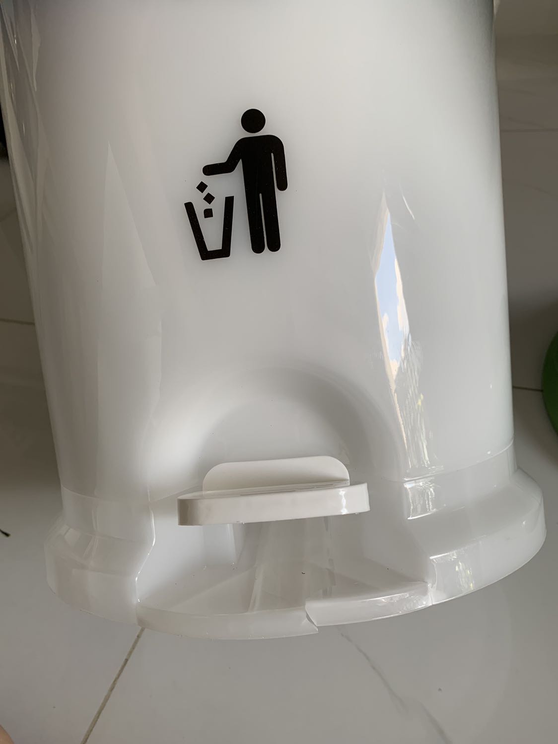 Tổng quan thì mình cho tới 5* vì thiết kế và màu sắc đẹp, sang và dễ phối với nhiều không gian khác nhau.
Tuy nhiên mình cho 2* với chất lượng vì nhận hàng bị bể chân thùng rác. Đọc nhiều review cũng hay bị bể ở vị trí chân nên đang không biết là lỗi nhà sản xuất hay khâu vận chuyển có vấn đề.
Vì bể chân cũng không ảnh hưởng mấy nên mình không cần đổi trả vì phải đợi lâu. Hơi thất vọng :(