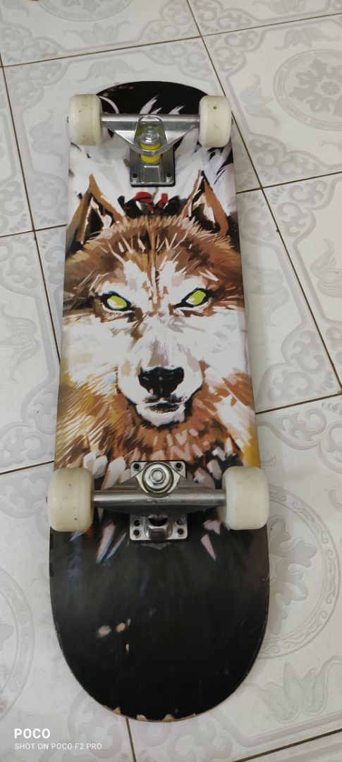 mình đã cố tình để cậu lớn chơi một thời gian mới đánh giá, ván đẹp đúng như hình, chất lượng tốt ,đẹp tiện lợi, đồ bảo hộ bình thường đủ dùng cho trẻ, quai cài dễ tuột nên lấy gim giấy gim lại là ok. ván cho trẻ em nhưng người lớn như mình 70kg chơi mẫu cho các bé thấy cũng chắc chắn. đáng mua cho trẻ con chơi nhất là trong mùa dịch