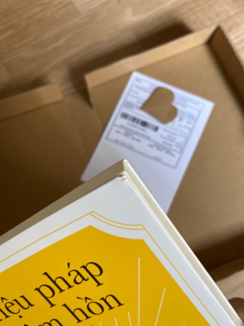 Sách bị rách 1 trang, góc sách bị gập nhăn nhúm :(( rất không hài lòng khi nhận 1 sản phẩm như vậy.