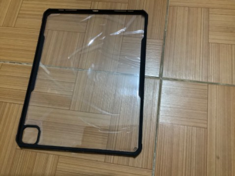 Có vẻ hơi mỏng, lắp vào nhẹ nhàng vừa khít với ipad pro M1 12.9”.