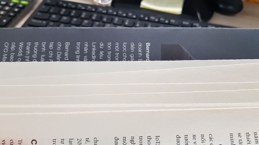 Mấy trang sách đầu bị tưa cạnh lề, dính nhiều bụi giấy. Xin được trả lại cho người bán.