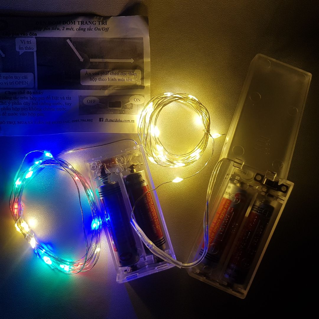 Đèn đẹp, bền chắc chắn, giá hợp lý. Dây led nhỏ, màu bạc kẽm trang trí trông rất sang, tinh tế. Dùng pin tiểu khá tiện, an toàn, không cần dòng điện. Có công tắc bật tắt. Đèn không đi kèm pin, tuy nhiên pin tiểu đồng hồ khá rẻ, mình xuống tiệm tạp hóa là có ngay. Lần sau sẽ ủng hộ shop.