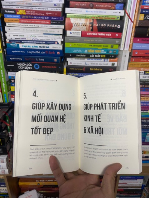 Sách cuốn 1& 2 hình nhiều hơn nội dung chữ. Nếu bỏ hết hình ko cần thiết thì 2 cuốn gợp thành 1 cuốn 200 trang. Làm vậy chi? Bản thân tác giat lại nói về giá trị cống hiến nhưng lại rút giảm giá trị của cuốn sách.