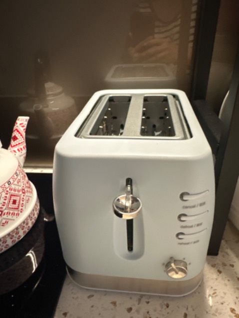 Máy hơi lớn so với kích thước đăng trên shop, máy nướng bánh mì vàng đều có thêm thanh đỡ bánh nướng phía trên tiệm lợi.