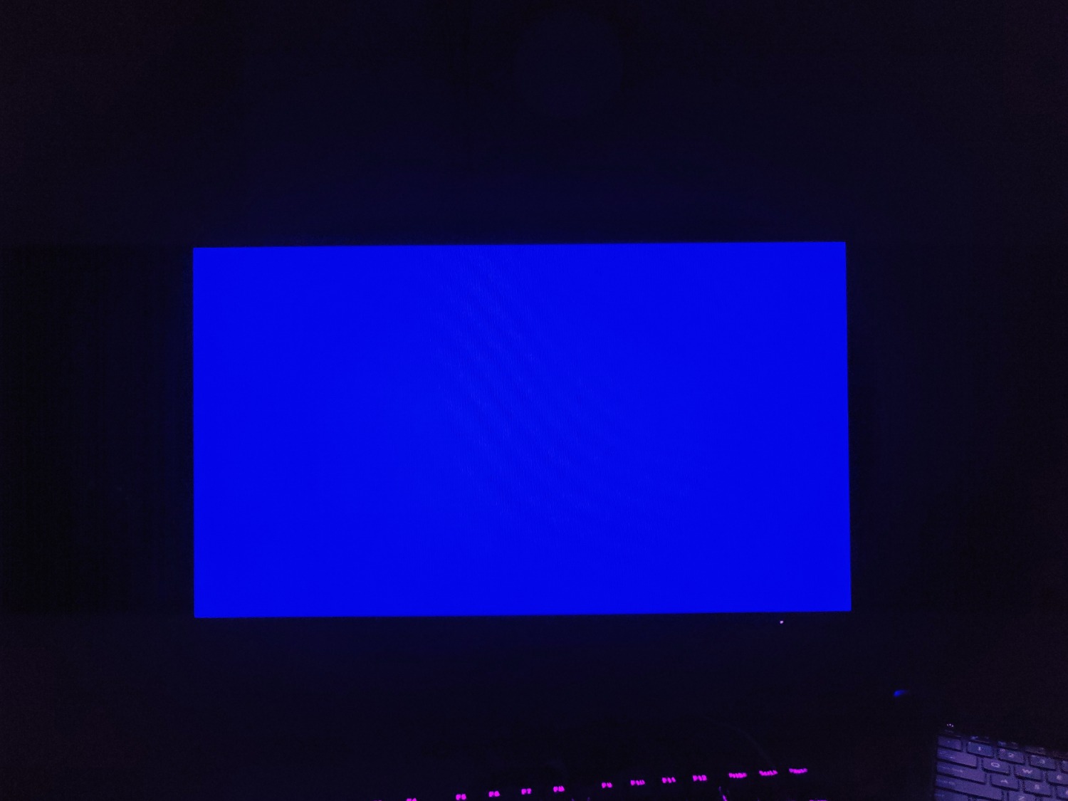 Thiết kế đẹp, màn tràn viền nhìn khá thích, chân đế mỏng nhưng chắc chắn.
Tem ngoài thùng đã bị cắt (có thể do bên tiki bóc để lấy service tag kích hoạt bảo hành, mình mua từ tháng 11, nhưng thấy đã kích hoạt bảo hành từ tháng 9, hoặc vì lý do nào đó mình không biết được).
Bị HỞ SÁNG (theo mình tham khảo thì hầu như con ultra nào của dell cũng bị tương tự), nhìn bằng mắt thường rất khó phát hiện ra, trừ trường hợp màn hở sáng quá nặng. Lúc mới nhận về mình bật thử trình built-in seft *** của DELL thì kết quả như các ảnh, bị hở sáng 4 góc thấy rõ khi chụp qua camera điện thoại, nhưng nhìn ngoài thì thấy bình thường. Mình có liên hệ bên hỗ trợ thì họ chấp nhận đổi trả, nhưng suy nghĩ lại thì  gửi bảo hành mất khá nhiều tgian nên thôi không gửi nữa, sau này có vấn đề gì liên hệ trực tiếp bên DELL cũng được. Các bạn nhân viên hỗ trợ cũng khá nhiệt tình.