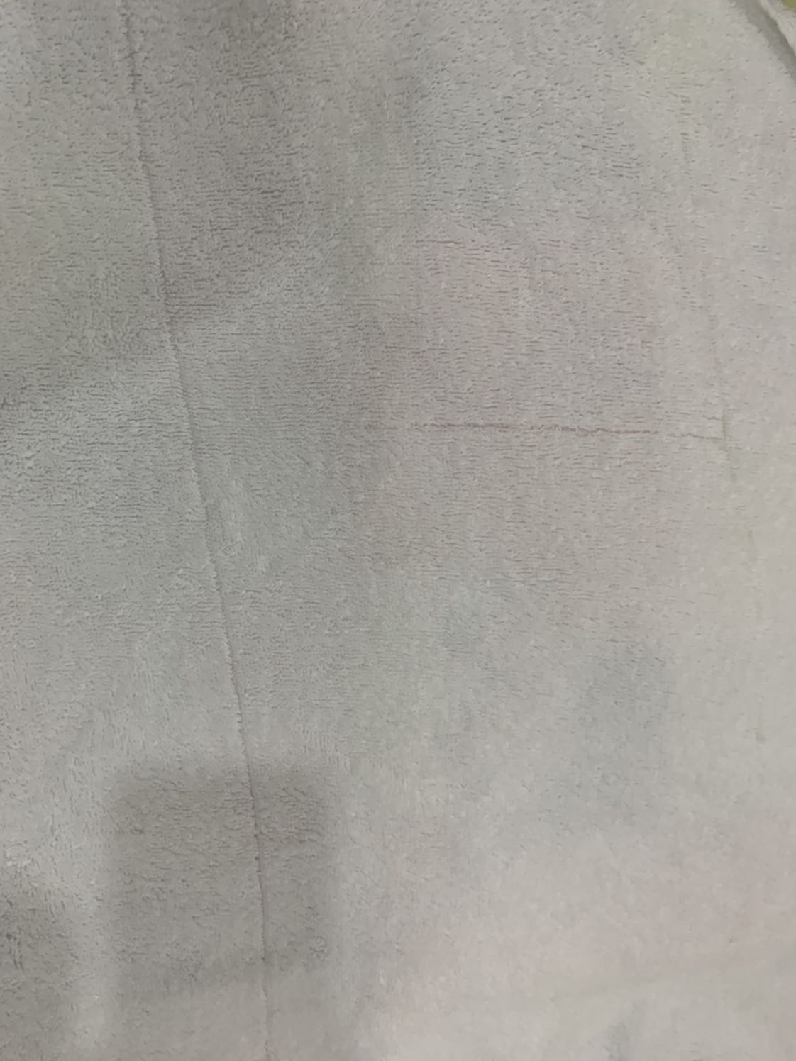 Tôi đã nhiều lần mua hàng tiki nhưng chưa bao giờ thất vọng như lần này. Tôi đã đăng nhân xét về sp khi tôi bóc hàng và thấy đủ 2 cái, khăn tuy ko dày như quảng cáo nhưng có thể chấp nhận được. Nhưng đến khi tôi giũ ra đi giặt để sử dụng thì thất vọng tràn trề, khăn bị lỗi đường dệt rất nhiều, tôi chụp lại gửi kèm. Shop làm ăn mất uy tín, bán hàng như *** đảo vậy. Một lần thôi, lần sau là  kệch luôn, ko bao giờ mua nữa.