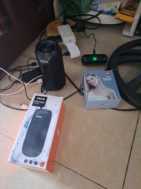 Tai nghe nhìn đẹp mới, nhưng khi mới khui hàng thì trong quá trình sạc pin mới phát hiện cục nạp và báo hiệu pin bị hư. Cắm vào hiện 71%, đợi 1 tiếng sau vẫn là 71%. Hy vọng được đổi lại hàng để có sự trải nghiệm tốt hơn