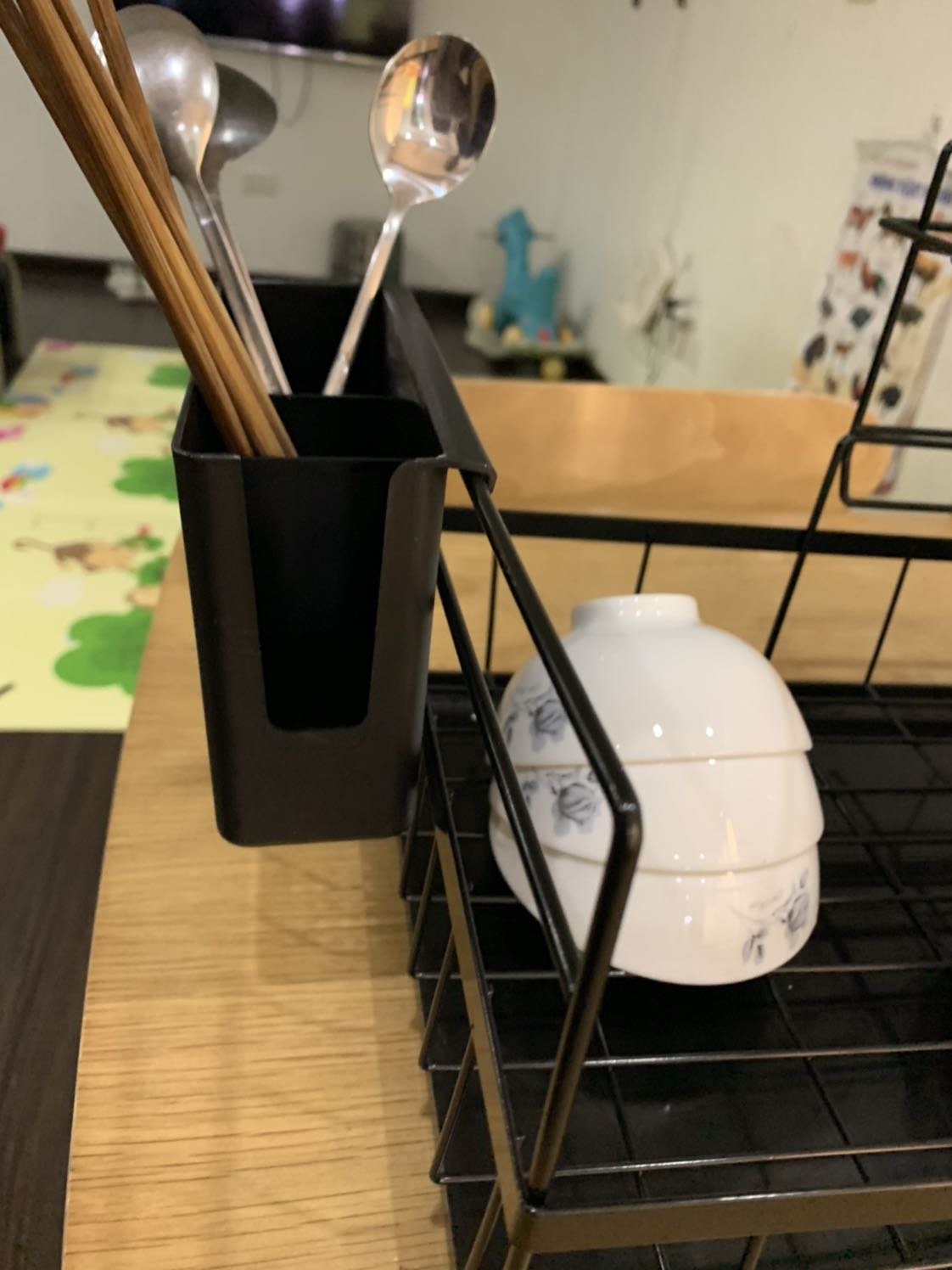 Tiki giao hàng nhanh thật, đặt hôm thứ 6 Tết dương mà thứ 7 giao ngay, hàng thì rất ok, mua tặng cho e trai sinh viên ở trọ rất hợp lý.. m mua màu đen, chắc mua 1 cái trắng nữa để văn phòng úp cốc chén cũng gọn