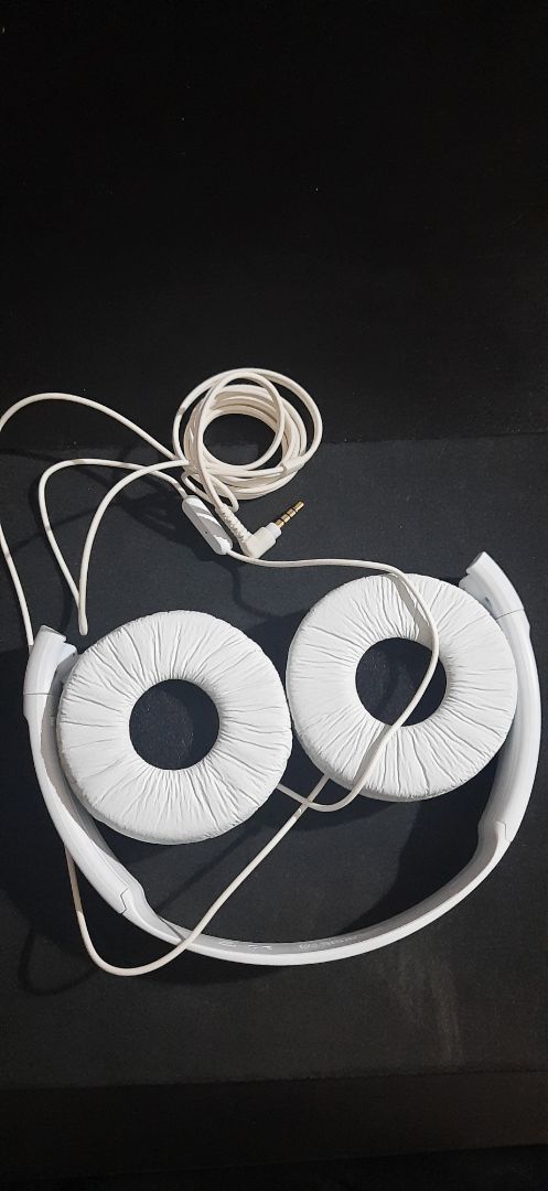 Tiki giao nhanh. hàng đúng như hình mô tả, chất lượng âm thanh nghe ổn so với tầm giá này. Dây nối từ tai nghe tới thiết bị cảm thấy không chắc chắn. Loa hơi nhỏ khi cắm vào máy tính để max volume vẫn nghe thấy tiêng nhạc bên ngoài. 
=> giá này mua được. Mong là sẽ dùng được đến hết bảo hành thì hỏng là ok rồi.