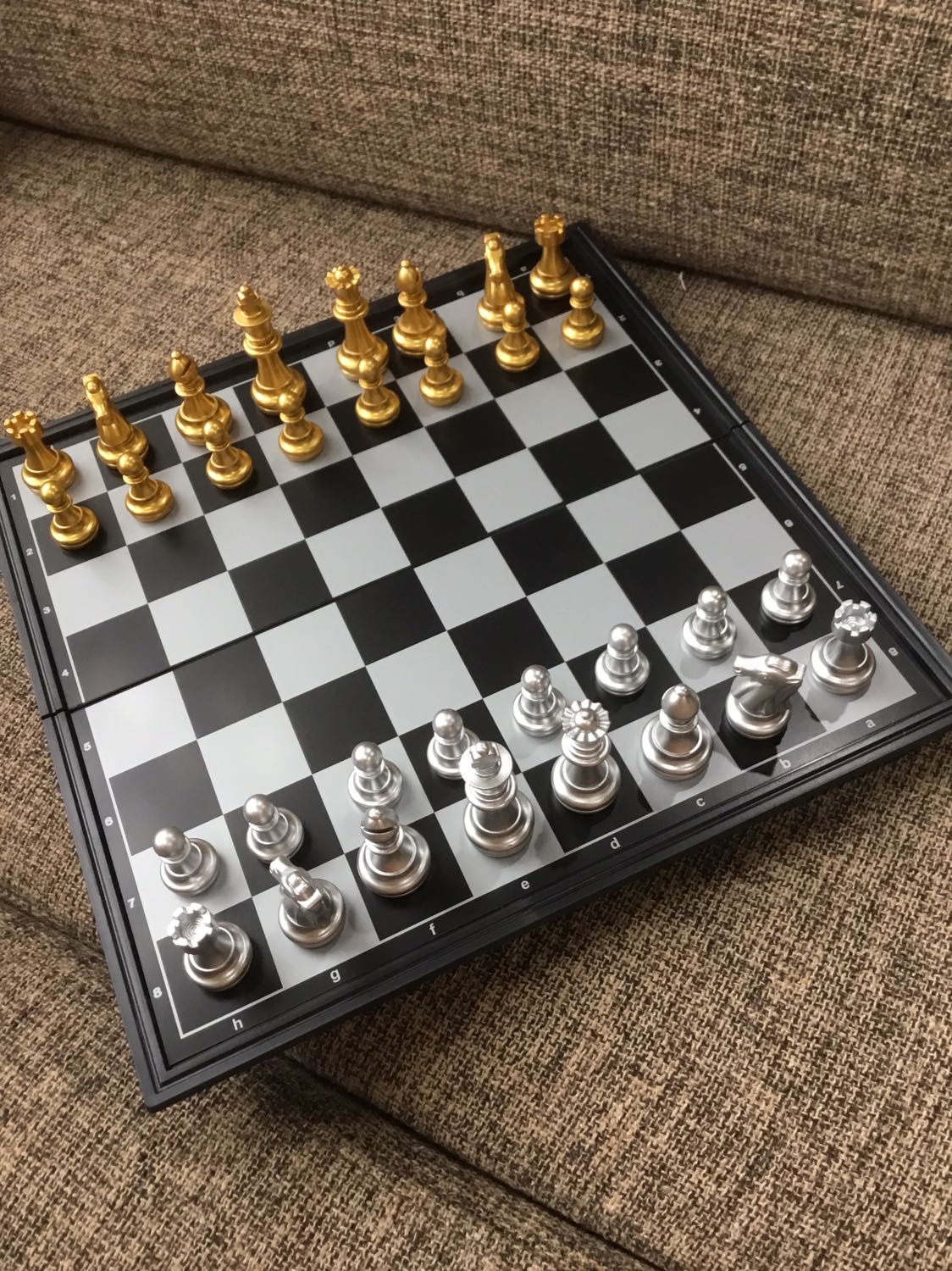 hàng tốt lắm mn ạ ❤️ y như quảng cáo ! giao đúng giờ đã hẹn, bàn cờ đẹp, con cờ sắc nét (có đệm lót êm) 
mình mua 25 x 25 nên hơi bé 
mn nên mua 32 x 32 trở lên chơi sẽ thoải mải hơn