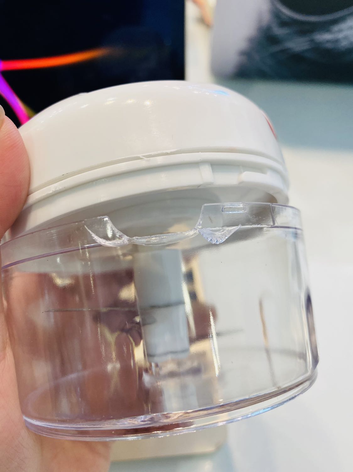 Sp giao bị hư bể. Lên nhà mở ra mới phát hiện. Liên hệ shop không phản hồi. Tôi muốn trả sp ?‍♀️