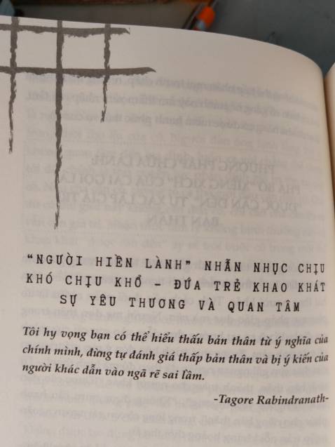 Sách mới nguyên, còn bọc nilon
Mình thấy ở hiệu sách nhưng k mua, vì nghĩ k có gì hay
Nhưng khi nghe đc video đọc sách ngắn trên ***, và mình thấy bản thân mình trong đó
  mình lúc nào cũng nhìn sắc mặt của ng khác để xác định giá trị của bản thân. Luôn đc mọi ng khen là hiền lành, dễ thương,... 🥲
  Nhưng sâu thẳm bên trong mình sợ bị đánh giá k tốt, sợ là ng k có giá trị. Mình đc mẹ quyết định, bao bọc nhiều thứ trong cuộc đời mình
   Gần 30t nhưng vẫn khờ khạo như 1 đứa trẻ 20t mới ra đời 🙃