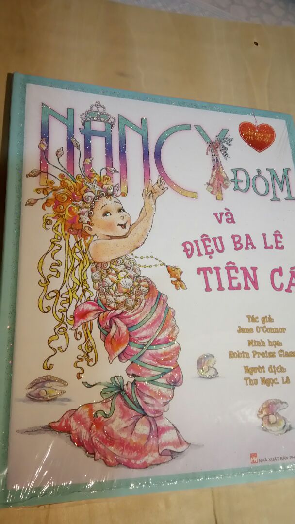 Sách 32 trang in màu trên giấy bóng, bìa cứng, bìa áo được phủ nhũ. Sách được bọc màng co