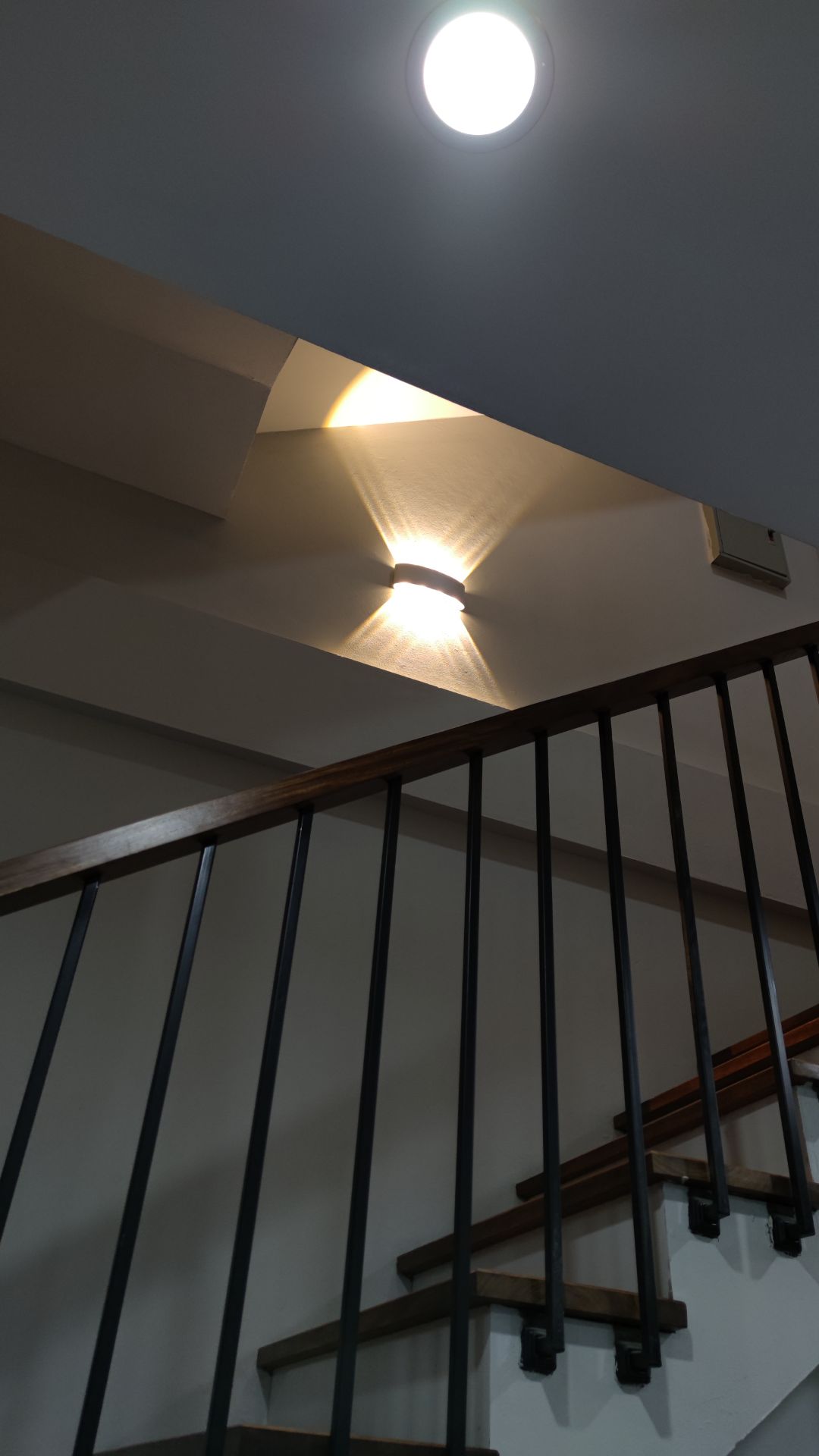 đèn đẹp, nhà mình dùng làm đèn cầu thang rất ok