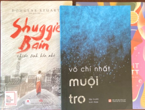 Mình đã đọc chiếc linh hồn nhỏ và khóc. Rất nhiều. Nó hay lắm, cảm động lắm. Và mình đọc sang cuốn Muội tro, chất văn nhẹ nhàng, sâu lắng, lại có chút dí dỏm. Một sự kết hợp vô tình lại rất ưng ý.