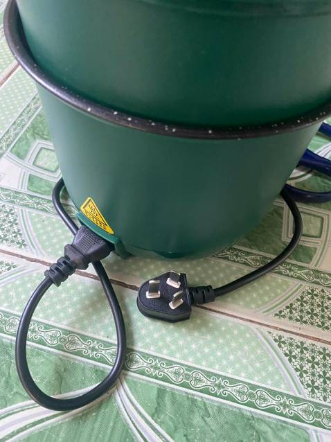 Hàng chuẩn cứng cáp rất đáng tiền. Sản phẩm màu xanh giống trên hình khá đẹp mình thấy lớp sơn khá tốt không biết sử dụng được lâu dài không. Nồi nấu khá nhanh cắm một lúc là sôi mỗi tội chui điện 3 chấu hơi bất tiện. Shop gia hàng nhanh, tư vấn nhiệt tình.