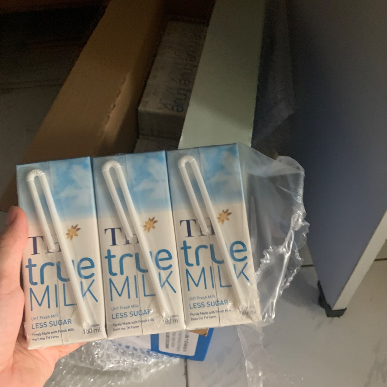 Hàng chính hãng yên tâm, m có thẻ giảm giá 15% nên mua lợi hơn so với bên ngoài nhiều