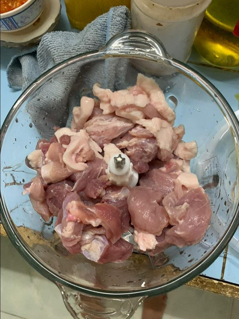 mới nhận hàng sài rất okki. hàng lock lock chính hãng có khác, nên không có vấn đề gì để chê, máy xay nhuyễn , động cơ êm, lưỡi dao sắc. bữa mình có mua 1 máy xay thịt giá rẻ mới *** mà đã bụp 1 cái. nói chung mọi người nên chọn máy có thương hiệu uy tín mua nha. hàng shop này uy tín mà giá rẻ nữa. mọi người nên mua nha