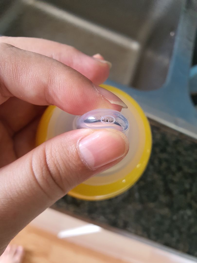 Set 2 núm size L thì có 1 núm bị rách như ảnh. Làm mình không biết cho con ăn bị sặc. Đề nghị shop có phương án xử lý đảm bảo quyền lợi khách hàng.