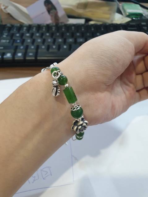 Shop tư vấn nhiệt tình, vòng xinh, được đổi charm theo ý muốn. Shop gửi thiếu giấy giám định cho mình nên có gửi bù nhưng nội dung của giấy giám định thực sự không thể hiện giá trị gì. Btw, mình thấy vòng đẹp và... tin dùng là được. 4s vì trải nghiệm chưa được hoàn hảo. Cảm ơn shop!