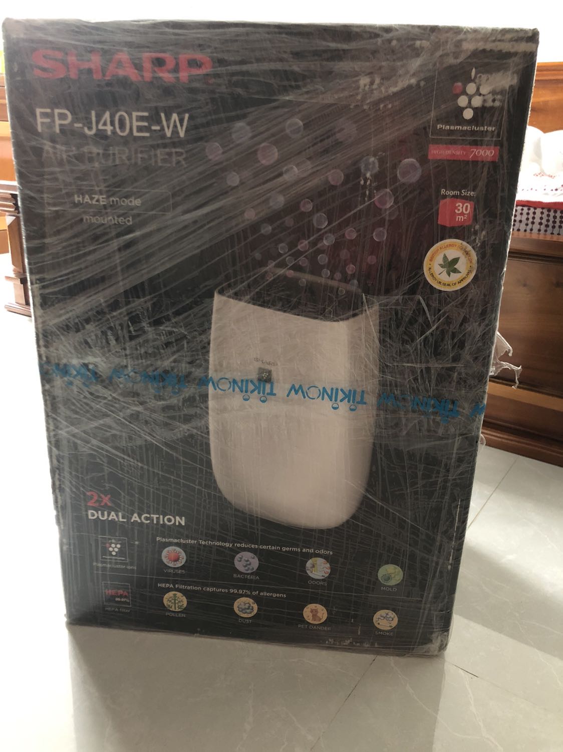 Thiệt sự là hơi thất vọng. 
Về khâu vận chuyển thì ko vấn đề gì
Mẫu mã đẹp mắt.
Về sự tiện dụng thì.. thất vọng. Mình mua để lọc không khí lọc mùi vì phòng nhỏ nhưng ko thấy khả dụng gì hết. Phòng mình nuôi mèo, mua chủ yếu để lọc cho bớt mùi khi nó đi vệ sinh. Lúc đầu mình để xa nhưng ko thấy bớt mùi, nghĩ để gần chỗ đi vệ sinh hơn thì đỡ ai dè cũng vậy. Thành ra thấy lần đầu mua đồ tiki mà thấy tốn nhiều tiền vậy mà ko đc gì hết. Tính để xài thử 1,2 tuần coi có thấy khác gì ko, mà ko thấy gì ngoài thấy buồn và tiếc tiền ? Thiệt sự là hơi thất vọng. 
Về khâu vận chuyển thì ko vấn đề gì
Mẫu mã đẹp mắt.
Về sự tiện dụng thì.. thất vọng. Mình mua để lọc không khí lọc mùi vì phòng nhỏ nhưng ko thấy khả dụng gì hết. Phòng mình nuôi mèo, mua chủ yếu để lọc cho bớt mùi khi nó đi vệ sinh. Lúc đầu mình để xa nhưng ko thấy bớt mùi, nghĩ để gần chỗ đi vệ sinh hơn thì đỡ ai dè cũng vậy. Thành ra thấy lần đầu mua đồ tiki mà thấy tốn nhiều tiền vậy mà ko đc gì hết. Tính để xài thử 1,2 tuần coi có thấy khác gì ko, mà ko thấy gì ngoài thấy buồn và tiếc tiền ?