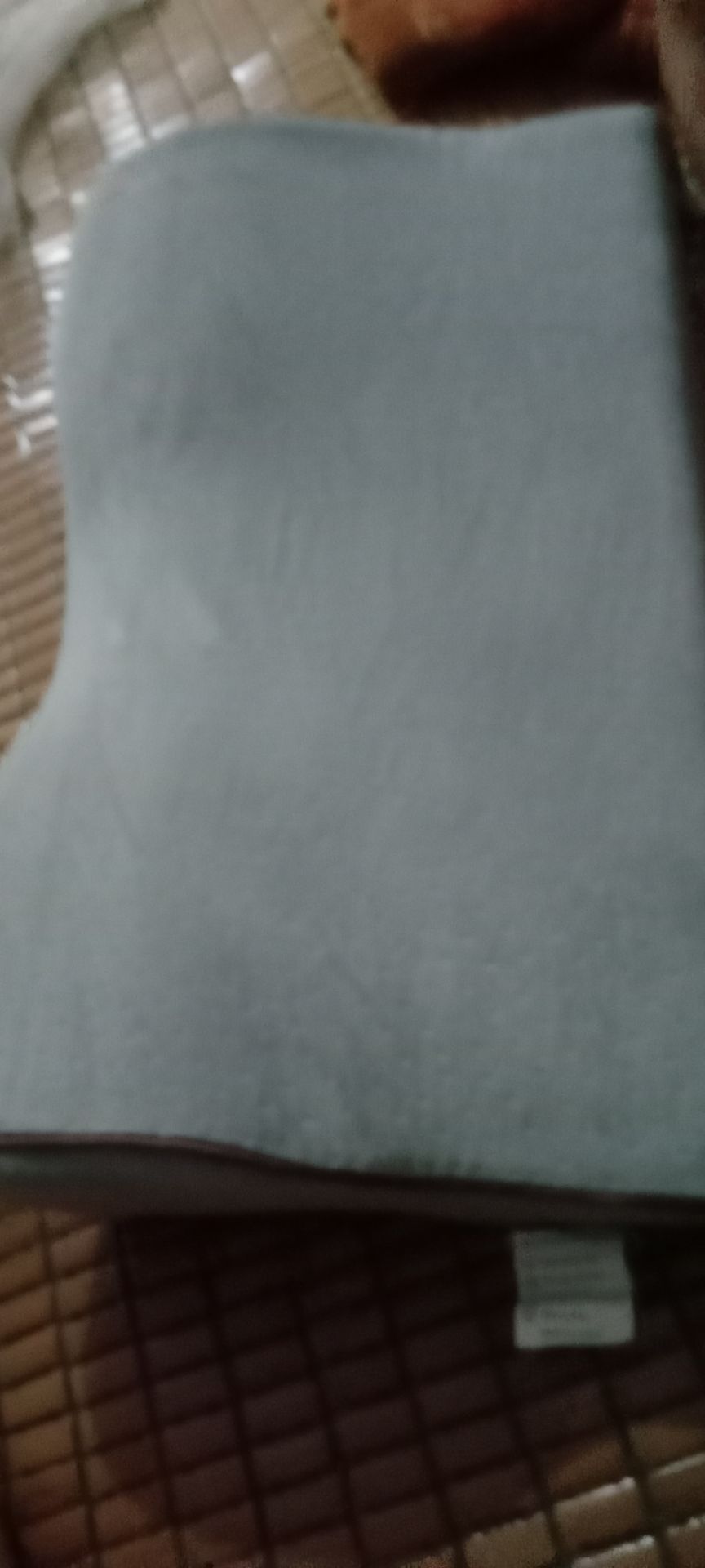 ship đúng time dù đang dịch. sp đúng như QC lần đầu dùg nên chưa biết đc kqua ntn. nh đc cái êm k bị xê dịch nh có đôi chút ý kiến. về sp là mùa hè mà gối bằg vỏ nhung xẽ bị bí nóg. nên mỗi sp cho thêm vỏ mùa hè để thay xẽ hợp lý hơn.