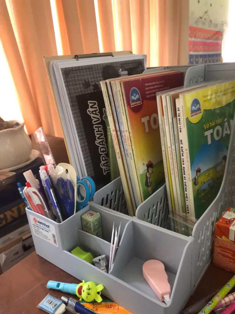 Đúng chuẩn nhựa Việt Nhật, nhựa rất dày, chiều cao bằng sách giáo khoa , để lên không nghiêng, lắp ráp dễ