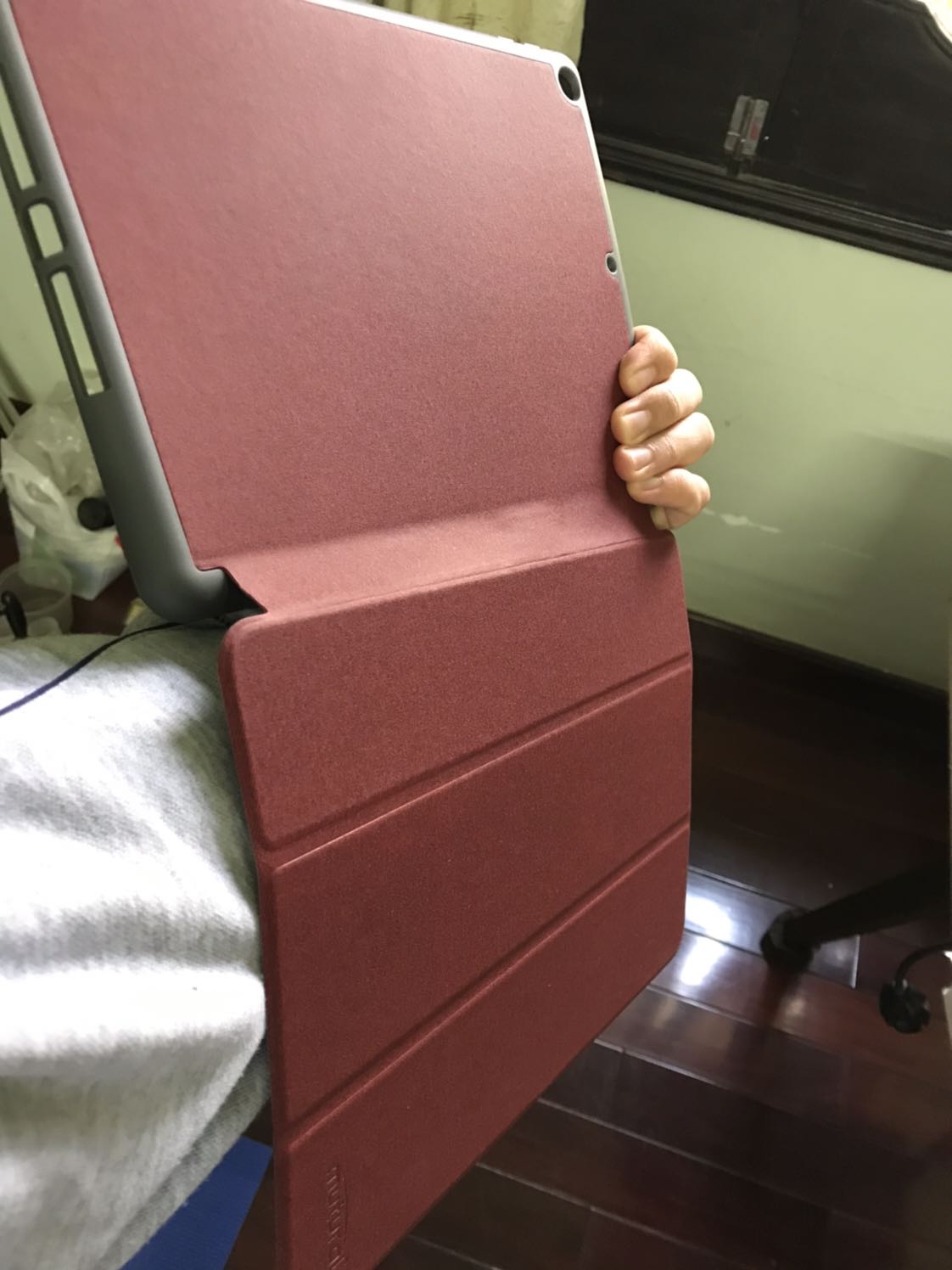 Mình mua cho ipad 9 vì cùng size nên rất vừa lòng. Phần dựng máy lên lúc đầu có thể hơi chưa có nếp gấp lâu nên hơi dễ đổ ra, nhưng gấp mạnh vào là ok. Rất đẹp và màu ưng. Bấm 5 sao cho shop giao hàng nhanh. Khay đựng bút thì chờ mua bút rồi mới trải nghiệm được😅