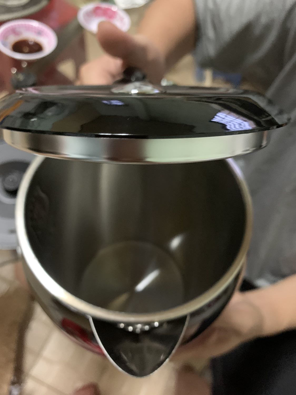 Shop đóng gói cẩn thận, giao hàng nhanh, 1 ngày tới. Bình nguyên vẹn đẹp. Bình đun tầm 4-5p sôi. Hơi rung bình khi sôi. Sau khi sử dụng đun nước thì đáy bình có vết đốm ko biết vì sao. Inox tốt ko nữa