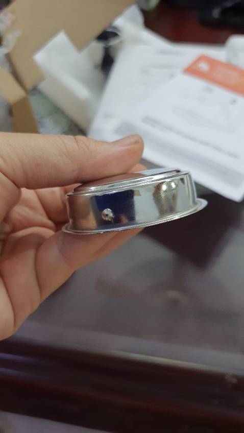 Máy pha thì tốt, nhưng phụ kiện kèm theo thì tệ quá. Tay cầm mỏng manh, phin thì lỏng lẻo. Mỗi lần pha xong là phin bị dính vào máy luôn. Phin đơn thì lắp không được