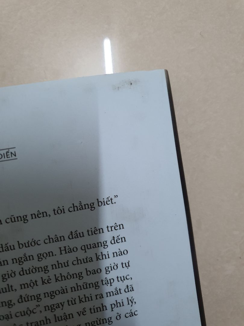 tiki chưa bao giờ làm mình ngạc nhiên vì lần nào mình đặt sách mà bìa cứng là đảm bảo biết trước sách sẽ bị dơ cả dust jacket lẫn bìa trong và góc sách bị móp méo. Nội dung mình chưa đọc nhưng tác phẩm kinh điển và có ý kiến trái chiều về dịch thuật, mình tò mò đọc thử vài trang thì thấy ổn với cách dịch này nên mua.