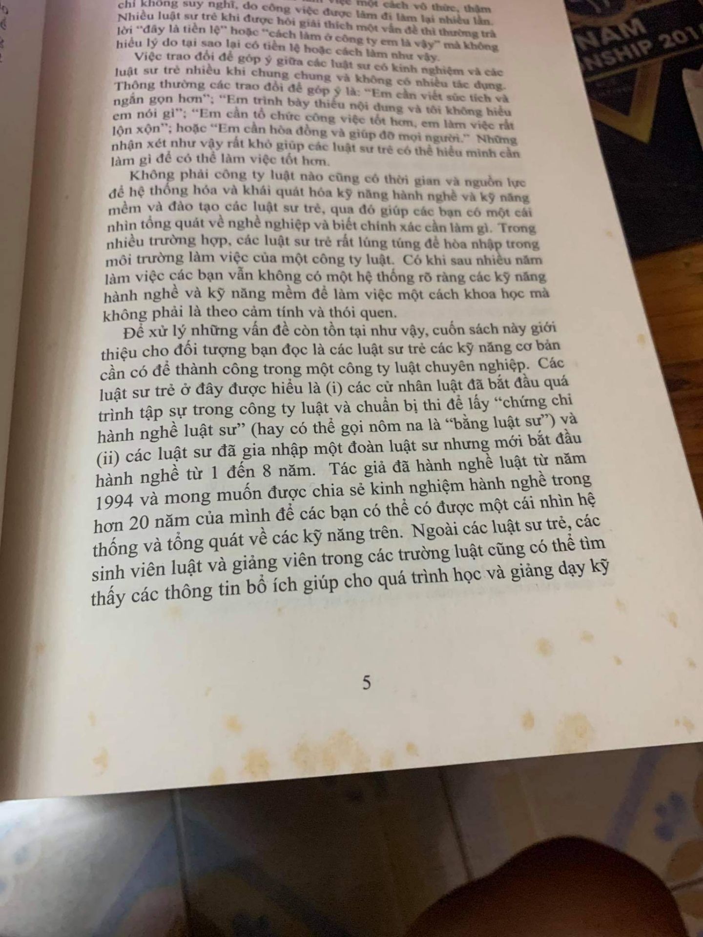 Mua bao nhiêu lần sách trên tiki mà quá thất vọng. Đóng gói cẩu thả, sách lem nhem quá ( mình nhờ nhận hàng đem tặng nên cũng không kiểm tra kĩ). Đề nghị đổi trả hàng cho tôi.