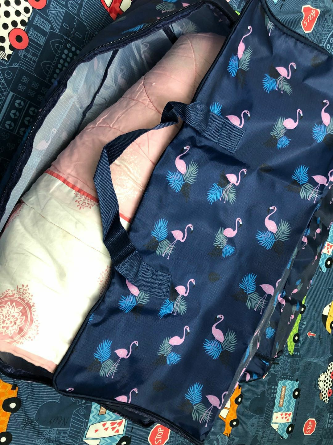 Rất thích, shop giao đúng mẫu mình ưng. Chất thì khá dày dặn, chống thấm đc nha mn. Chuyển mùa nên cất đc đống đồ chăn hè vs áo quần hè. Tiện phết